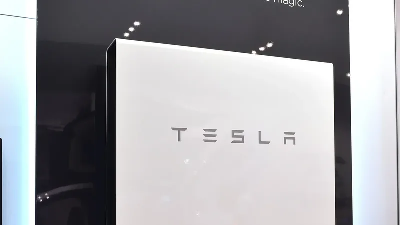 Thuisbatterij aan de muur voor opslag van zonnestroom
